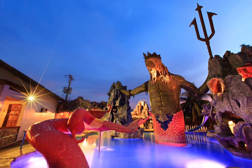Caribbean Water Park And Resotel Bacolod Exterior foto